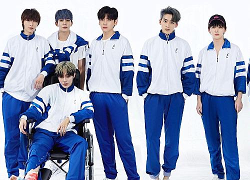 《创》三代团大合影，硬糖少女都一样，王艺瑾却只顾自己淑女