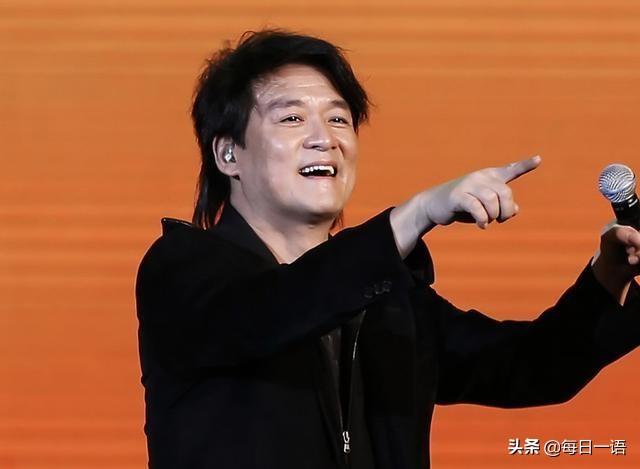 周华健30岁儿子罕见露面，笑起来神似父亲，混血都这么好看？