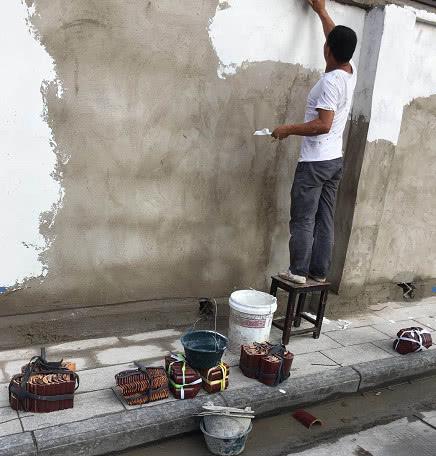农民工砌墙，老板说好500给300，农民工道歉认错，老板转身就走
