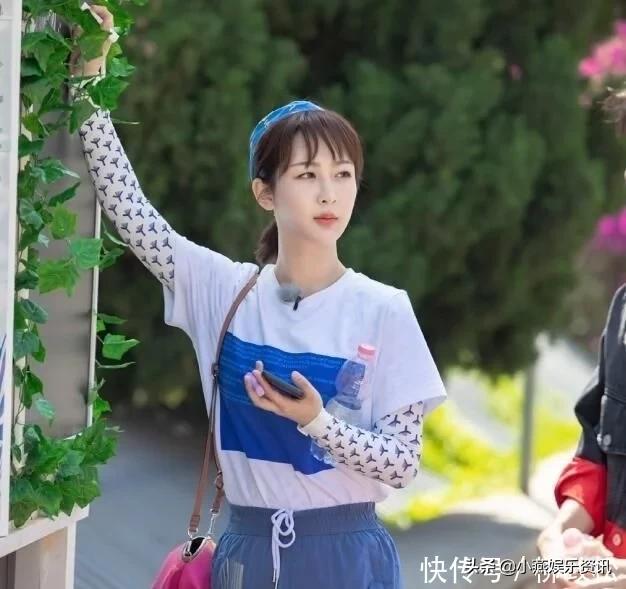 杨紫瘦了真敢玩，半身裙外穿短裤还能系上扣，