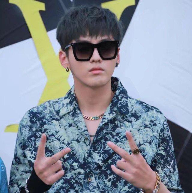 回应|吴亦凡回应背玩偶走秀太累帅气中又有点好笑被挟持了你就眨眨眼