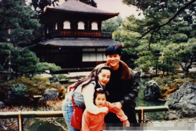 她是首位电影版黄蓉，做了4年“大哥的女人”，至今已单身24年