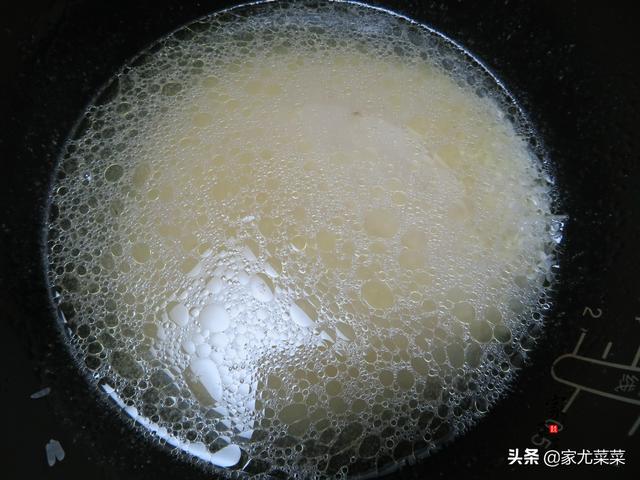 广东白切鸡：教你最正宗的白切鸡做法，只需几个技巧，皮脆肉滑
