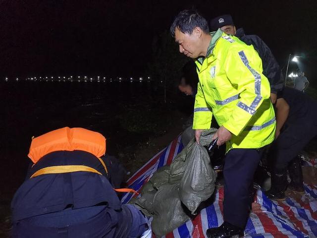 「防汛一線」團風縣公安局搶險突擊隊雨夜搶筑血防圩堤