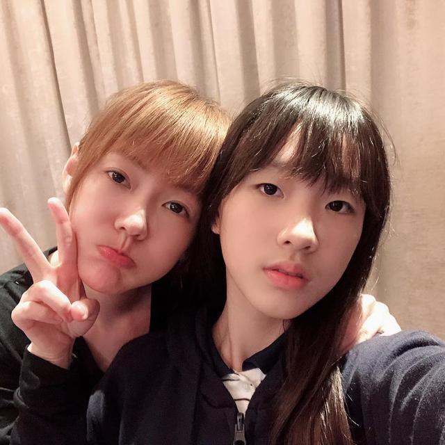 小S大女儿许曦文罕见晒自拍，素颜微笑出镜，高级脸也能清纯