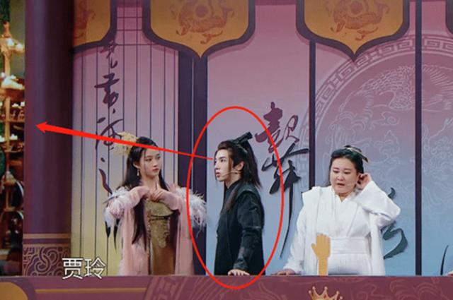 对着镜头“整理”衣服，女艺人没啥，李晨被字幕组警告