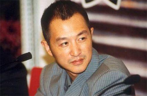 他凭一首歌走红，为天王写歌与天后同居，却因