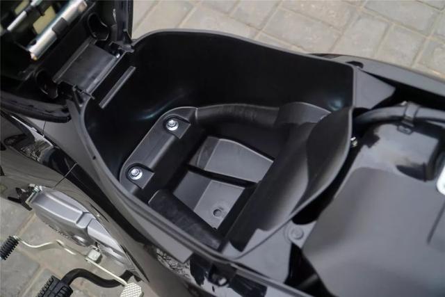 雅马哈弯梁代步车，前轮碟刹座高780mm，国四电喷百公里油耗1.7L