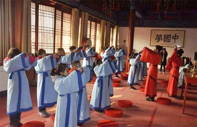 有些专家建议把中小学校服改为汉服样式，这个