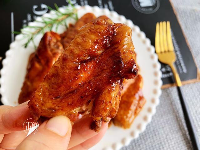 鸡翅这样煮不用一滴油，表皮酥香，肉质鲜嫩，比可乐鸡翅好吃多了