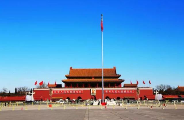 最终摒弃华人身份，老婆手持近100亿资产，偷偷