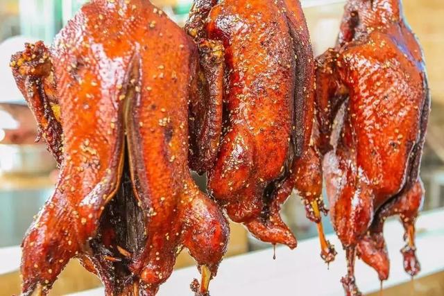 冷吃兔拍了拍“钵钵鸡”，乐山和自贡，谁是你们心里的Top1?