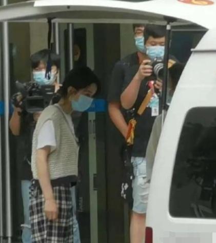 王俊凯女助理突然“走红”，明明只帮忙送饭，颜值碾压大多数网红