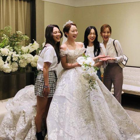 SM女神出嫁，圈外丈夫却因外貌成焦点，泰妍、崔始源等人前来祝贺
