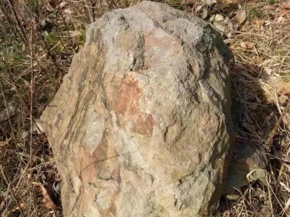 蛇妖吃了一个小孩，结果却看见一块大石头从蛇