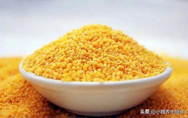熬小米粥时，“最忌”直接下锅，教你正确方法，小米粥又浓又香