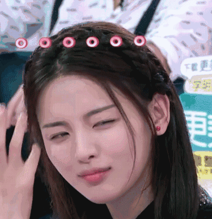 杨超越和鞠婧祎，一个初恋脸，一个高冷脸，你喜欢哪一个