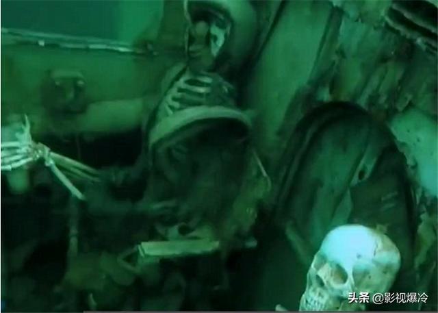 潜水员在海底发现飞机残骸，靠近后发现，机舱内还有“人”