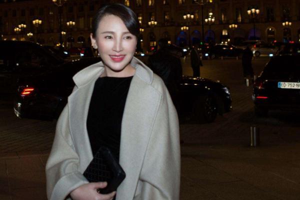 19岁为爱私奔，裸婚后在地下室生下3胎，如今丈夫用7部剧将她捧红