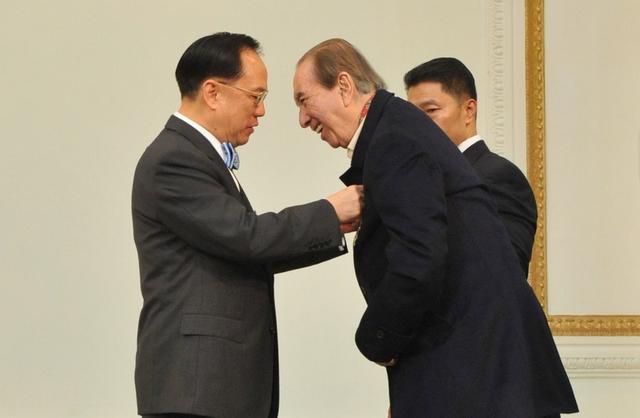 赌王灵堂外一红衣女子现身，自称是赌王亲女儿，出生就被抱到山里