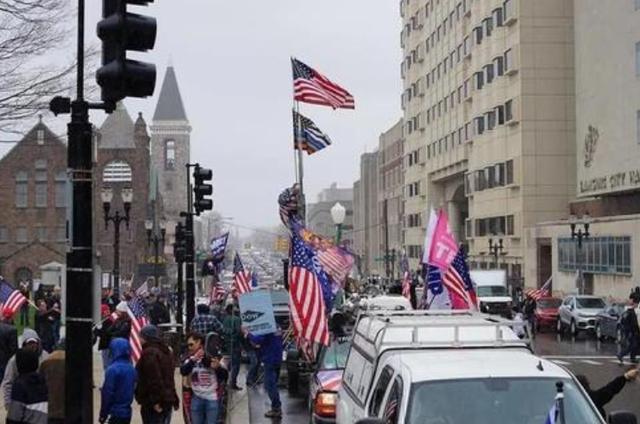 美国居家令被推翻后，民众聚集酒吧庆祝，全球