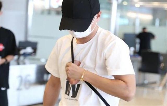 文章现身机场，眼神呆滞像油腻大叔，反观马伊