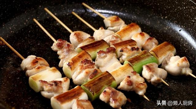 不用油炸不用烤，这是日式鸡肉串的做法，配上大葱一起吃，太香了