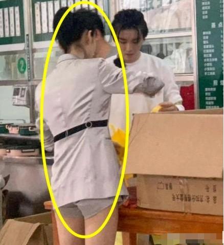 王俊凯女助理突然“走红”，明明只帮忙送饭，颜值碾压大多数网红