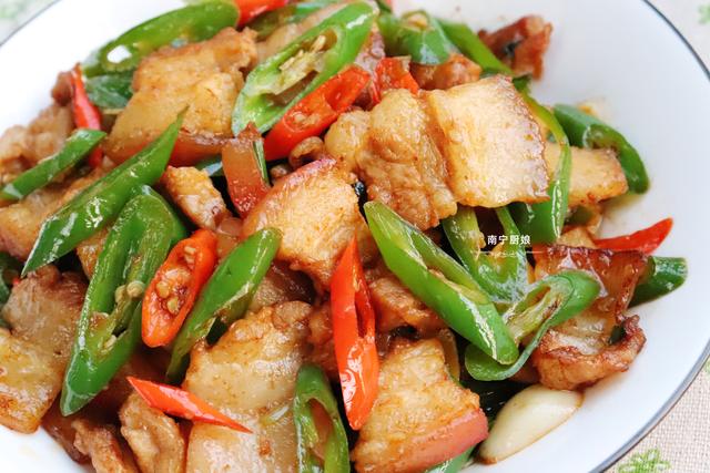 辣椒炒肉时，先炒肉还是辣椒？教你正确做法，肉质酥香不腻特下饭