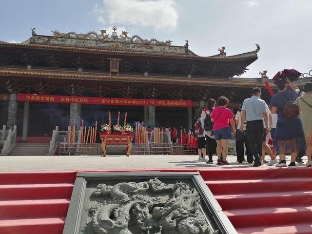 高三学子们纷纷到南宁孔庙，祭拜孔子，祈福金榜题名