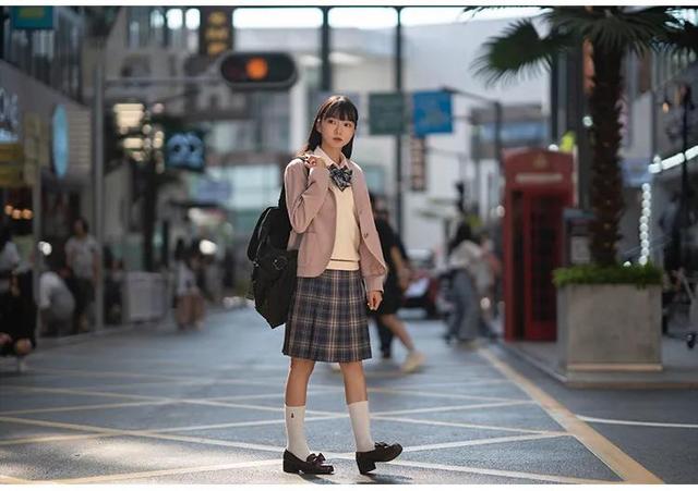 下单后等半年，这条万人疯抢的“女团裙”到底