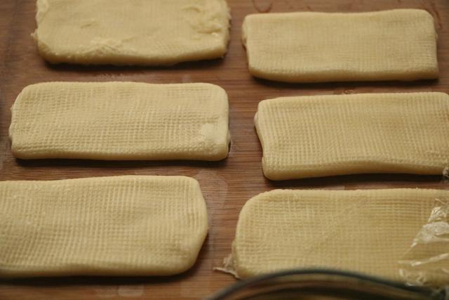 家里有面粉试试这样吃，层次多又酥脆，食材简单，做法一看就会