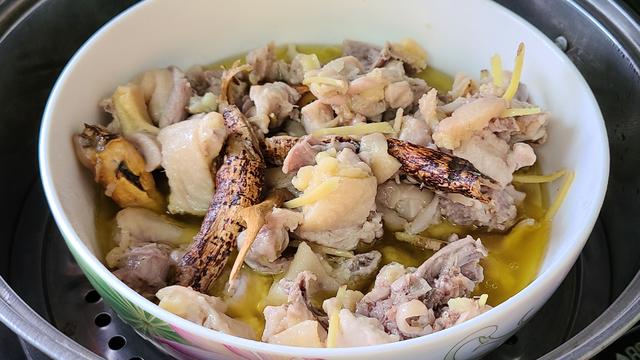 五指毛桃蒸鸡的做法，香气四溢又好吃，我家很喜欢的一道家常菜