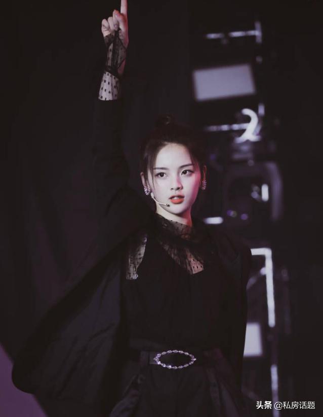 杨超越和鞠婧祎，一个初恋脸，一个高冷脸，你喜欢哪一个