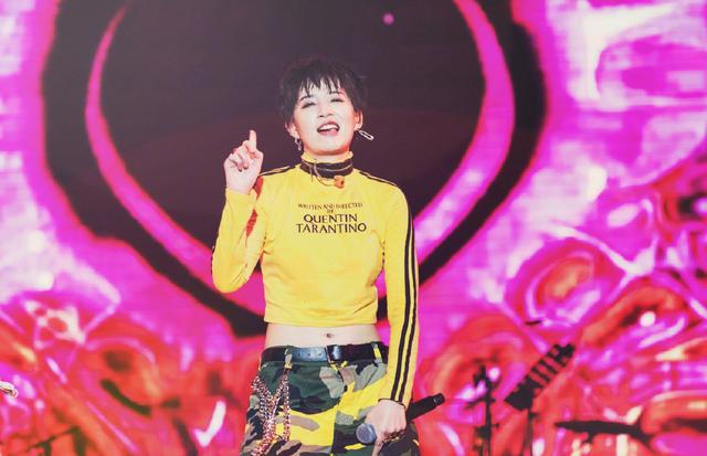 16档综艺刷脸未翻红，给个舞台就炸裂，李斯丹妮从小透明变成王者