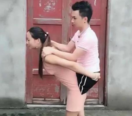 成都“连体情侣”，真情不抵现实，男子寻得新