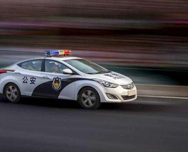 警察抓人总是拉警报，难道不怕坏人听见逃跑吗