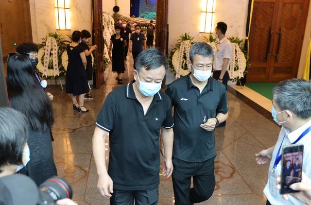 沈力遗体告别仪式，倪萍哭肿双眼需人搀扶，朱军满头白发心情沉重