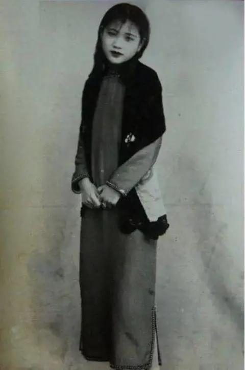 为了当汉奸，他把自己女儿送日本人玩耍，还活