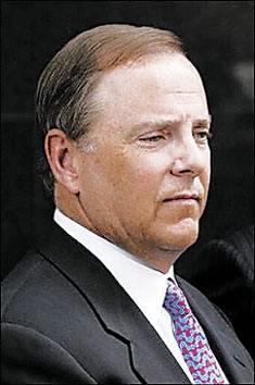 喝着瑞幸小蓝杯的时候，还记得让华尔街差点破