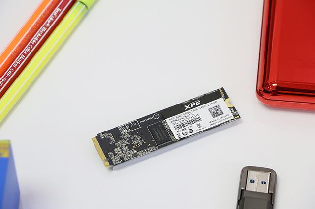 M.2固态玩RGB，支持神光同步，传输速度超3000MB/s，玩游戏更畅快