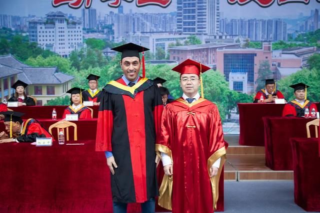 “复兴民族兮，誓作前锋”重庆大学的毕业典礼太感人……