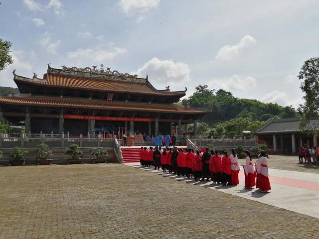 高三学子们纷纷到南宁孔庙，祭拜孔子，祈福金榜题名