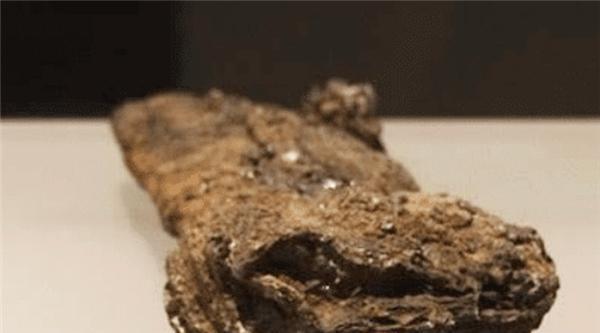 古墓挖出一把纯金宝剑，重6公斤，专家却只看上