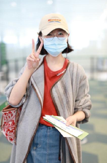 黄圣依带8个行李箱录《乘风破浪》，网友：富婆