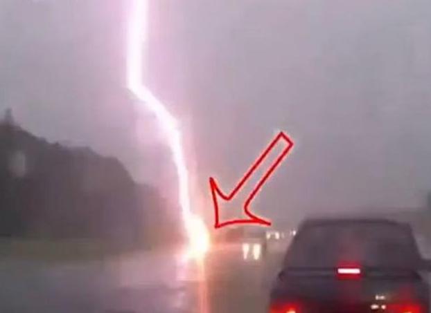 他10年内被雷击中3次，死后4年墓地又遭雷劈，他干过啥坏事