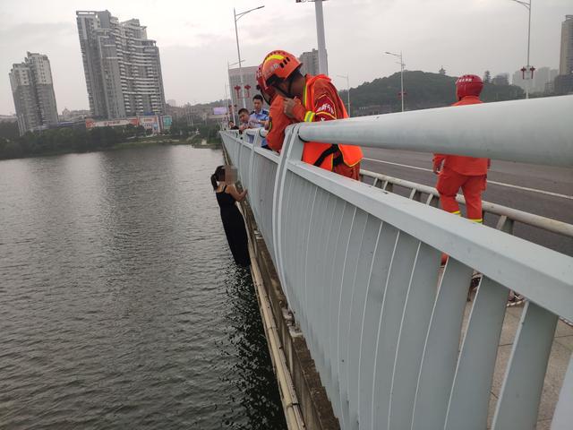 黃石陽新縣一女子欲跳橋 消防隊員及時出手成功營救