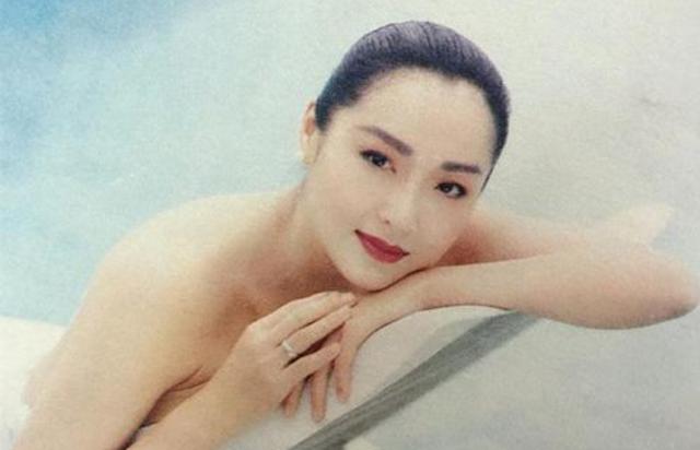 她是首位电影版黄蓉，做了4年“大哥的女人”，至今已单身24年