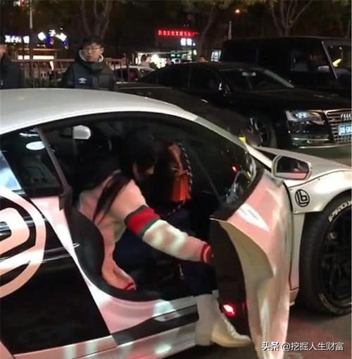 门口遇百万奥迪R8，车上女子下车瞬间成为全场焦
