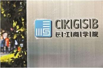 贾乐亭和周旭辉公司退市身败名裂，这两个娶了